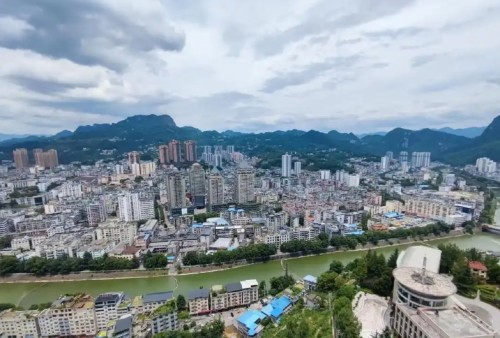 重庆黔江：诊所遭卫健委处罚引争议 当事人控诉执法违法与徇私报复